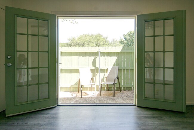 Dormitorio de 2 habitaciones, 2 baños y 1065 pies cuadrados - 2802 Westhill Dr