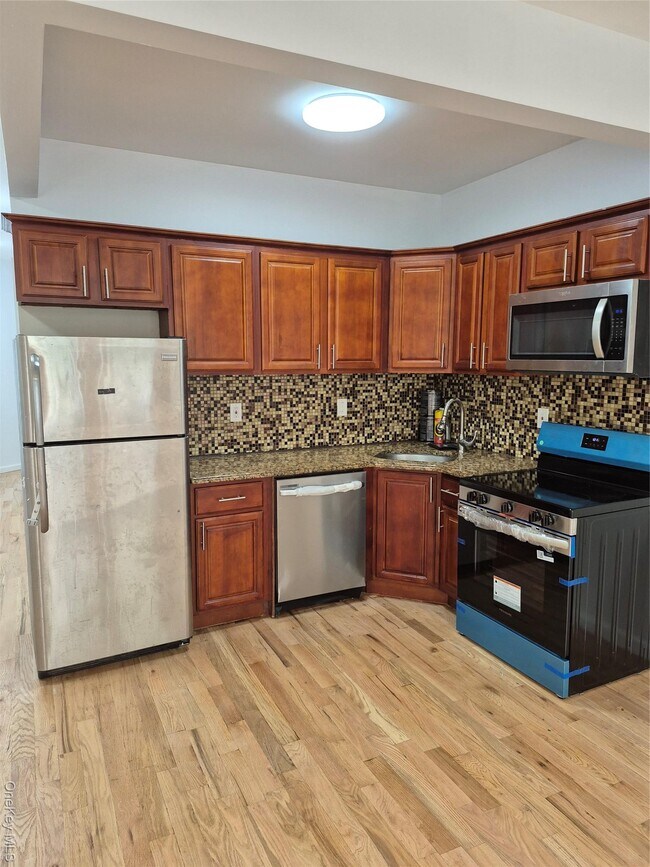Foto del edificio - 829 E 226th St