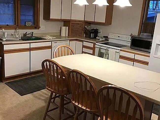 Foto del edificio - RENT REDUCED for 2025-2026!!! Beautiful 6 ...