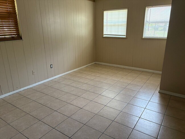 Foto del edificio - Spacious home on shaded lot off the main path