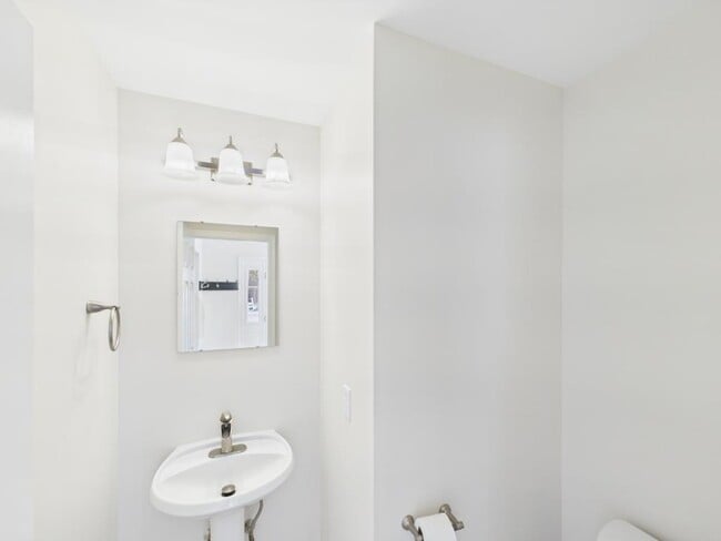 Foto del edificio - 720 E Newport Rd