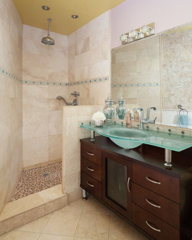 master bath - 1117 Pacific Ave