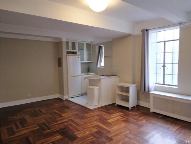 Foto del edificio - 320 E 42nd St