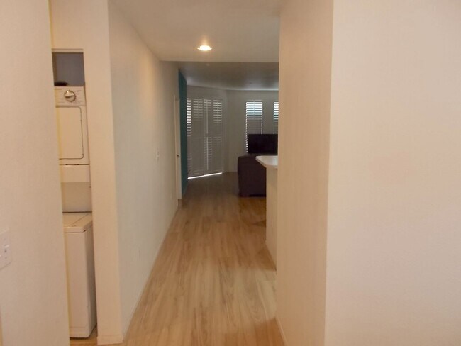 Building Photo - 260 E Flamingo Rd