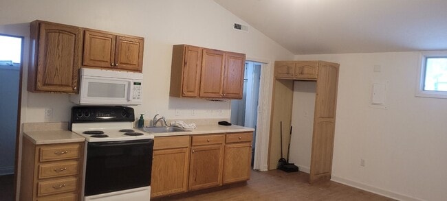 Building Photo - 1 Bedroom Efficiency on Wawasee - Year Round Rental!
