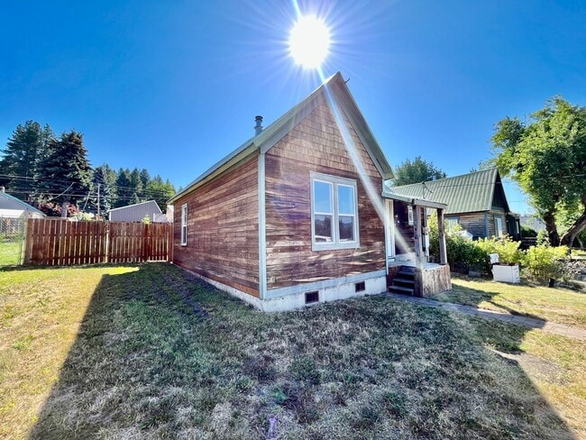 Building Photo - Charming Ronald Cabin Available through Ma...