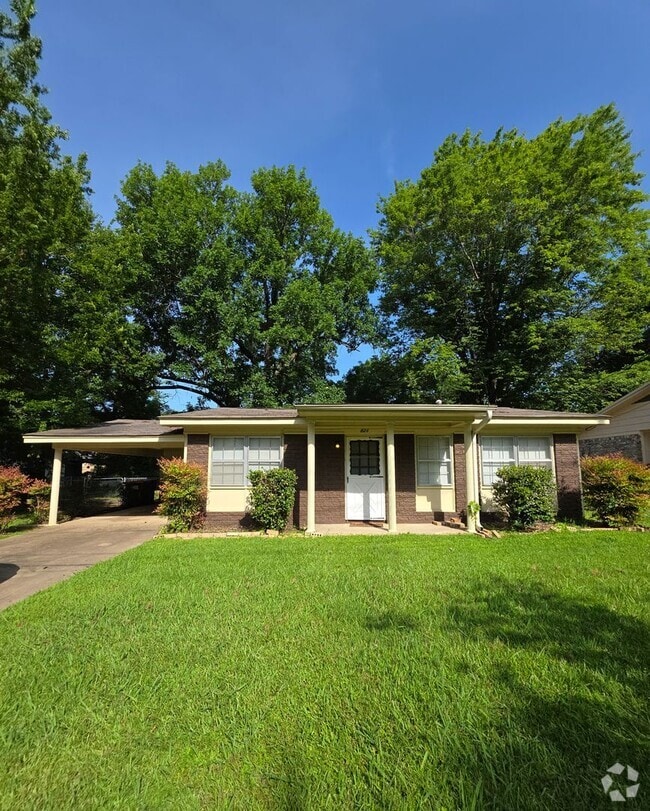 Building Photo - 821 N Parker Rd