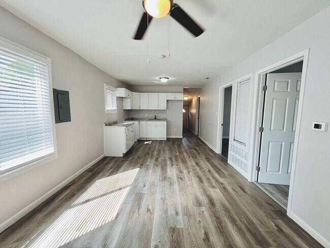 Building Photo - Updated Three Bedroom House off Taylor Blvd!