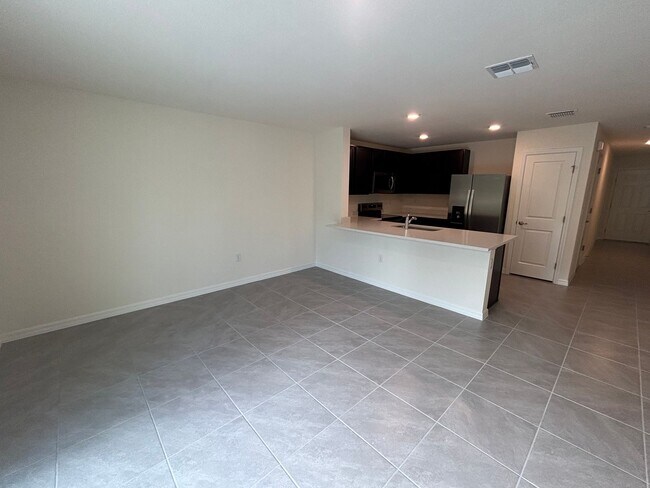 Building Photo - Amazing Location! Town House with Garage I...