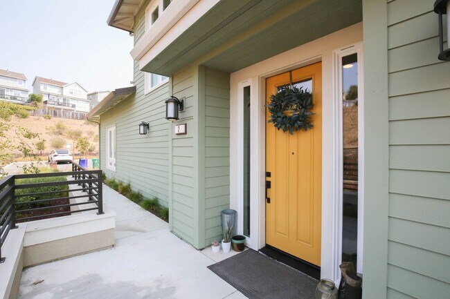 Foto del edificio - Enjoy Bay Views And Trails In This Newer Modern 3 Bedroom Home