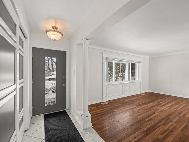 Building Photo - 598 Park St