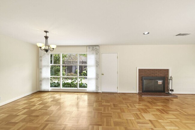 Building Photo - Thoughtfully Updated 3 Bed, 2 Bath Home Close to Rinconada Park, Lucie Stern Community Center, an...