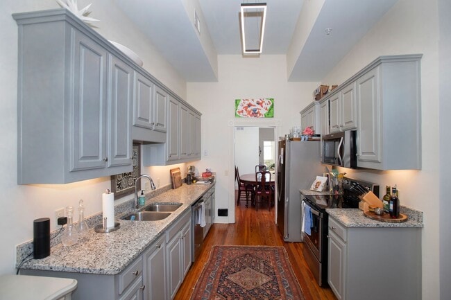 Building Photo - Spacious 3 Bedroom/3 Bathroom Townhome with Private Rooftop Deck