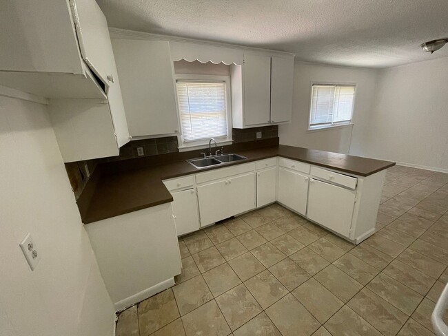 Building Photo - Freshly painted 3 bedroom 1.5 bath house with very large yard!  Pet Friendly!