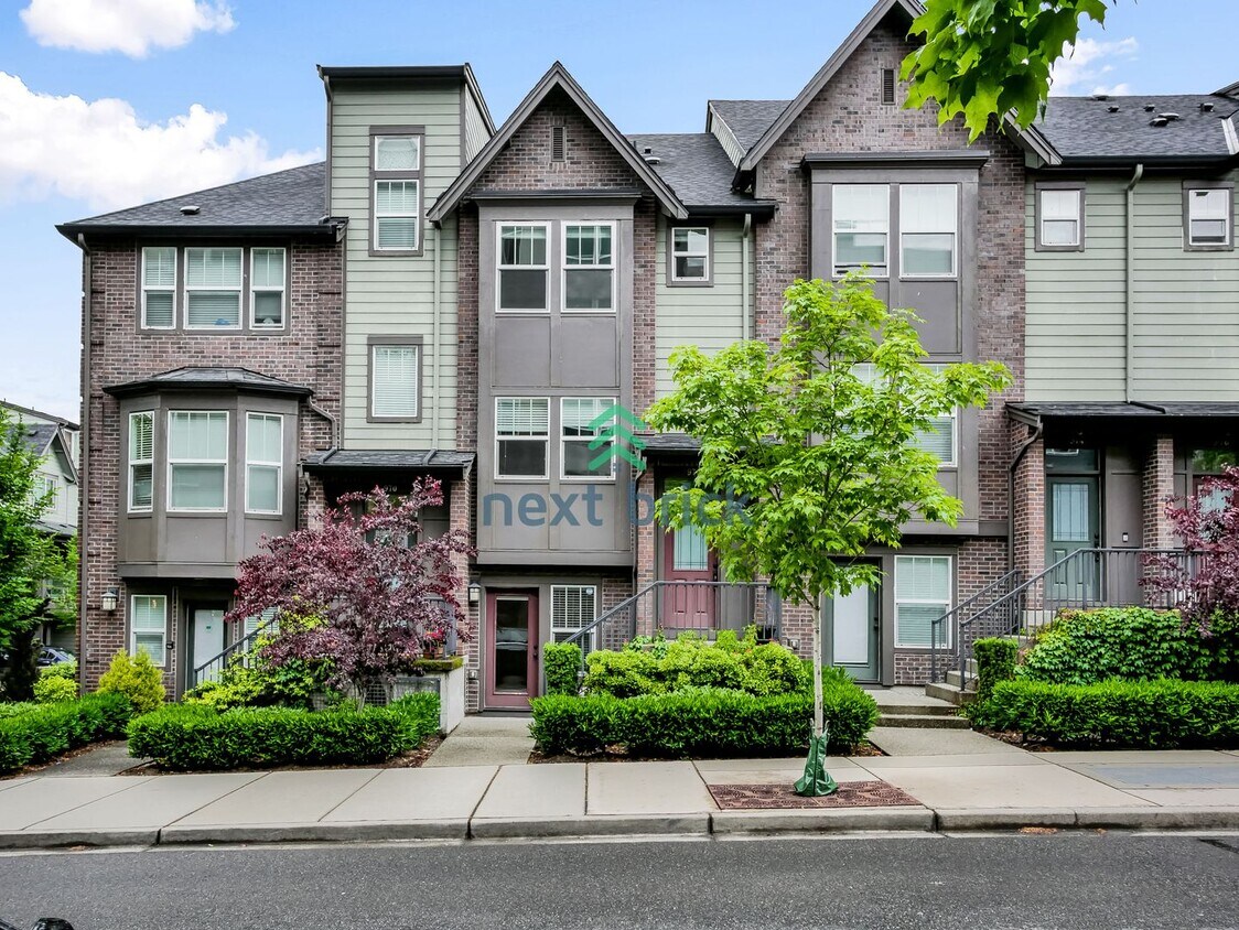 Foto principal - A Sparkling 3 Bed 2.5 Bath Home for Rent!