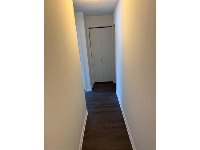 Foto del edificio - 300 Shelard Pkwy