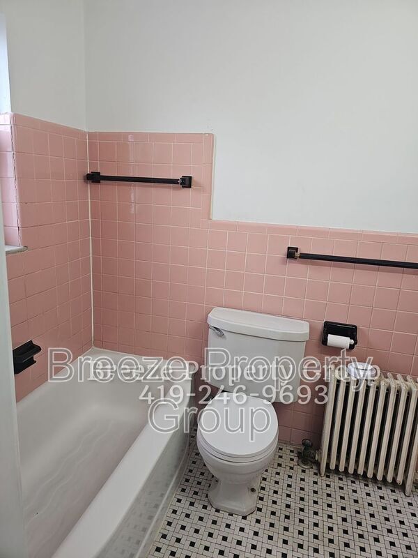 Foto del edificio - 2445 W Bancroft St