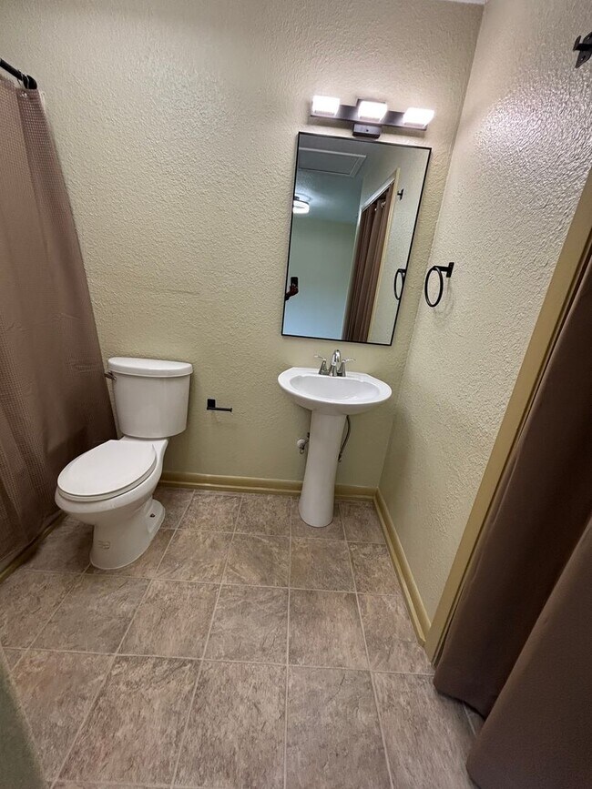 Foto del edificio - Remodeled 2 Bedroom Unit Off of Bert Kouns