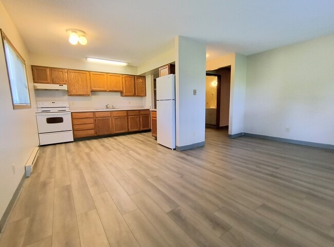 Kitchen - 1302 Laurel Dr