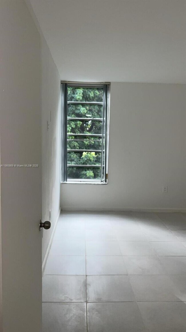 Building Photo - 8860 Fontainebleau Blvd
