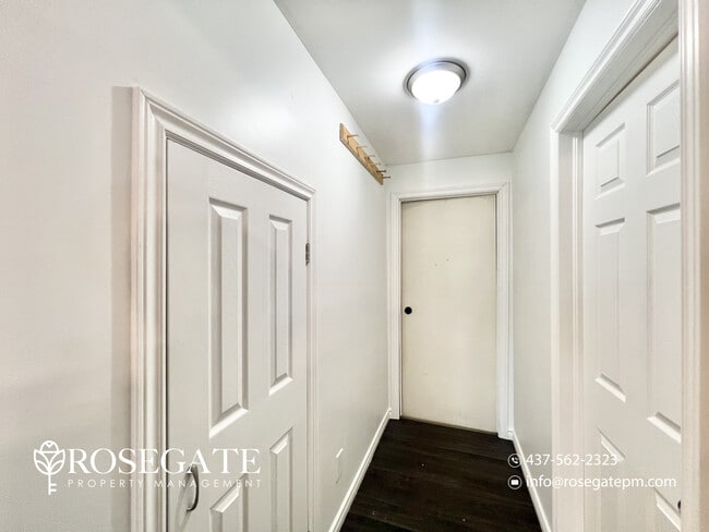 Photo du bâtiment - Bright 2-Bedroom Basement Apartment with Front Porch & 2 Parking Spots in Guelph