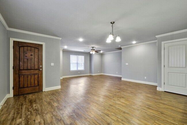 Building Photo - Beautiful 3 bed / 2.5 bath duplex with two car garage - Minutes from U of A!