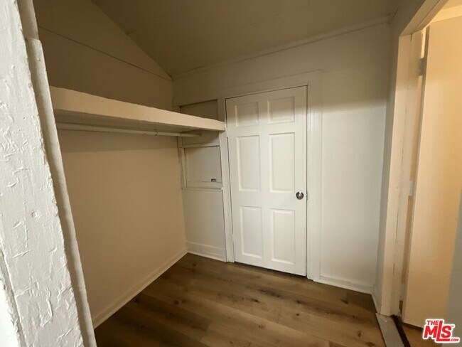 Foto del edificio - 828 E 6th St