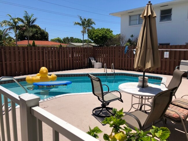 Área común de piscina solo 4 unidades - 5111 NE 18th Ave