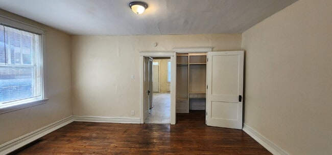 Building Photo - ** MOVE IN SPECIAL** First-Floor Unit with Hardwood Floors & Spacious Living Areas