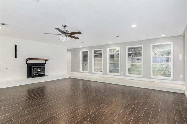 Foto del edificio - 809 Brook Hollow Dr