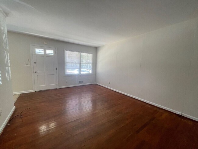 Building Photo - 2 BEDROOM IN AMAZING FIVE POINTS LOCATION!