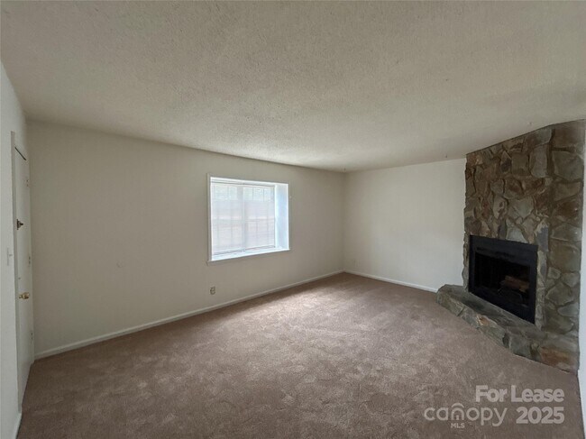 Foto del edificio - 5805 Hunting Ridge Ln