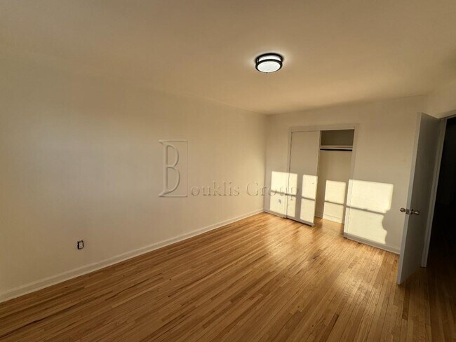 Foto del edificio - ** RENOVATED ** 4 BED ** 1 BATH ** PRIME LOCATION **