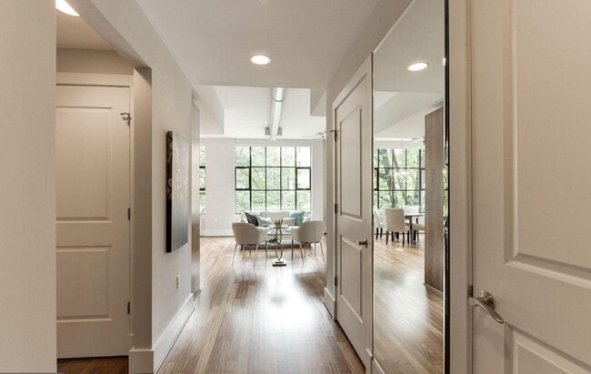 Building Photo - Stylish Clarendon Loft