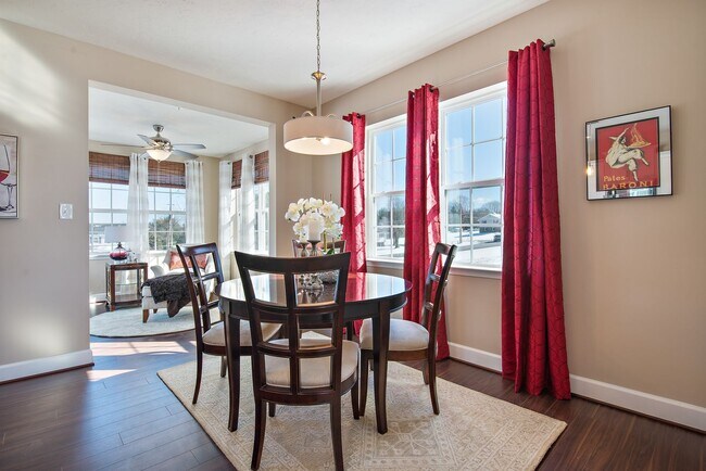 Foto del edificio - Must See Townhome!