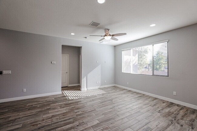 Building Photo - 3 bed/2 bath CORNER lot