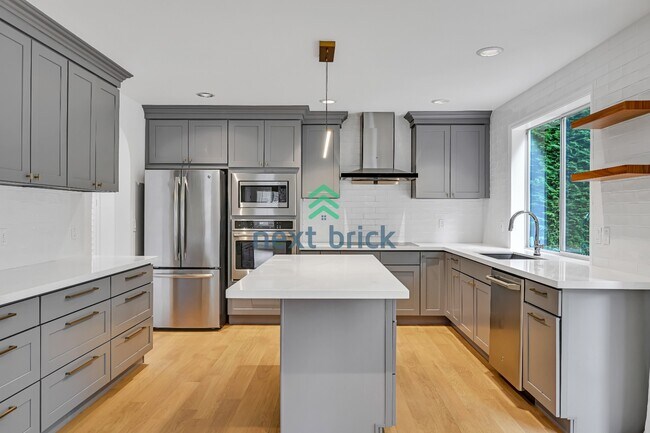 Foto del edificio - Beautiful Bellevue Single Family Home with 4 Beds + Bonus Room+ Den For Rent