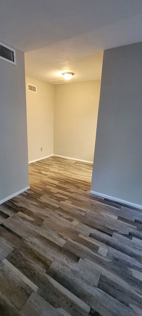 Photo - 2 BEDROOM 1 BATH DUPLEX CLOSE TO USF AND BUSCH GARDENS Apartment