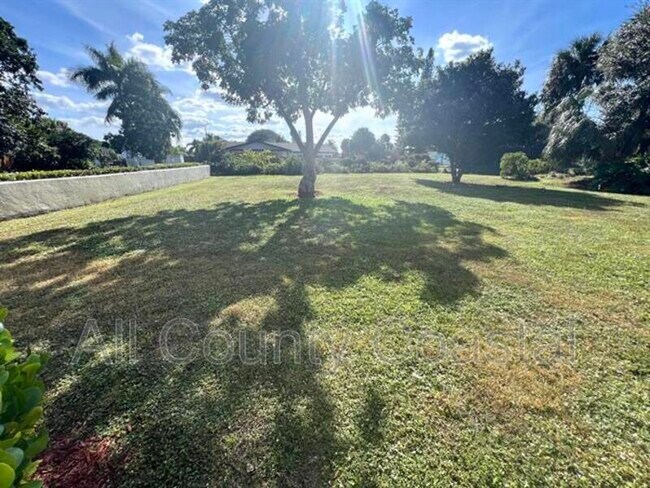 Foto del edificio - 719 Gardens Dr