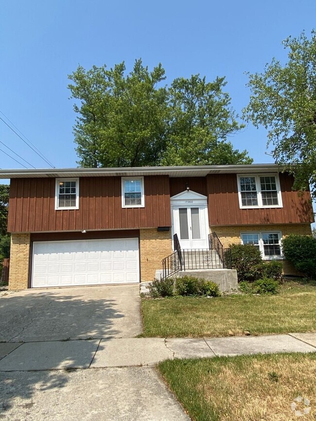 Building Photo - 17060 Oconto Ave