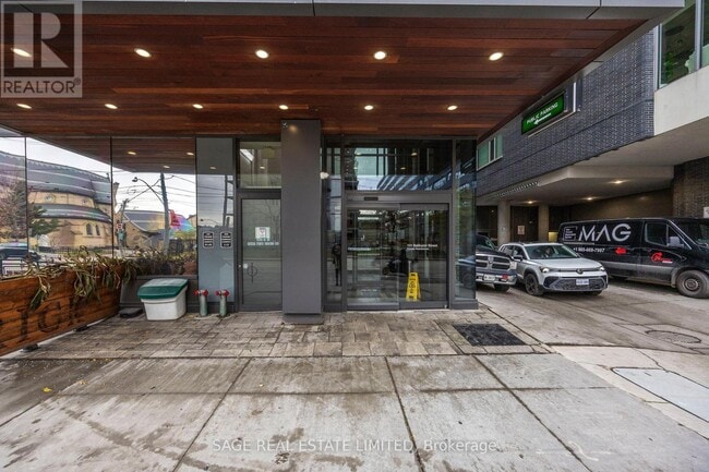 Building Photo - 111 Bathurst St