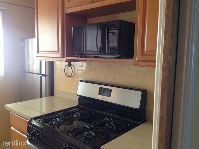 Building Photo - 1437 N Poinsettia Pl