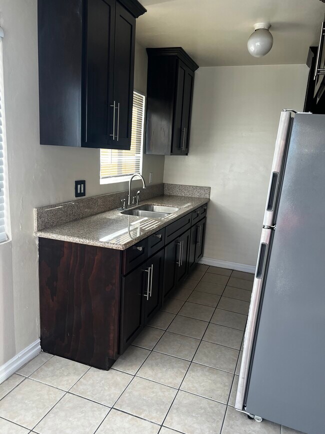 Foto del edificio - 2433 W Imperial Hwy