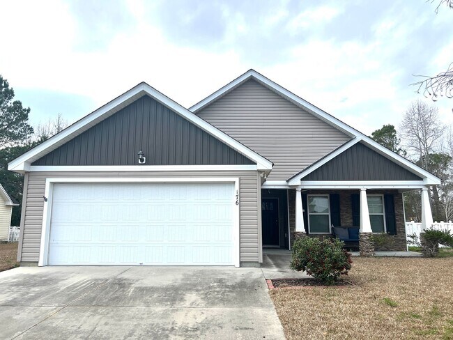 Foto del edificio - Pet-friendly, Furnished, 3 Bedroom, 2 Bath...