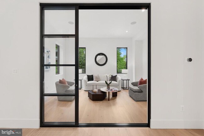 Foto del edificio - 6018 Woodland Terrace