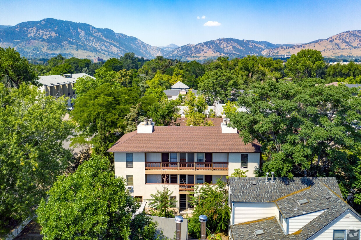 Primary Photo - Goss Street Apartments