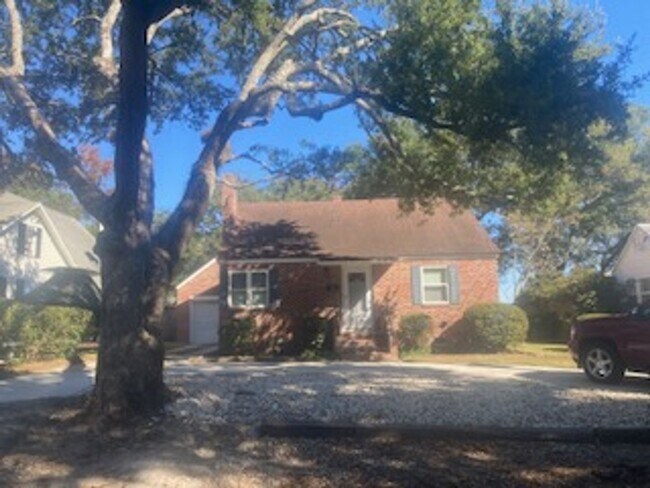 Building Photo - Cozy, Updated Cottage in Highly Desirable West Ashley