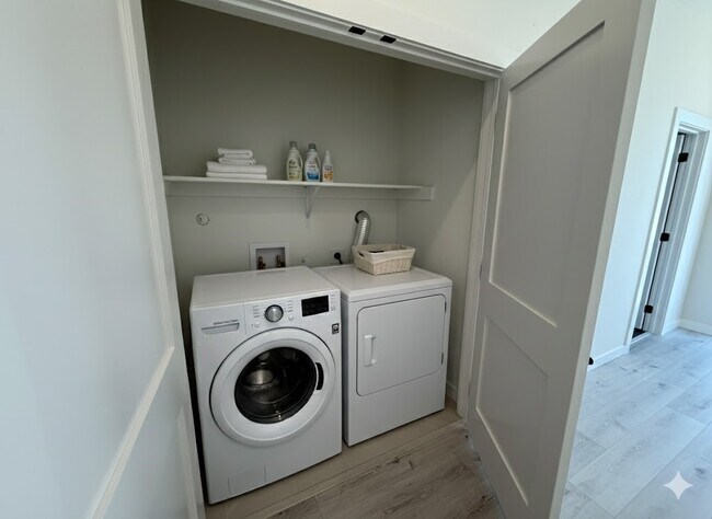 Foto del edificio - 2000 Riverside Farms Rd