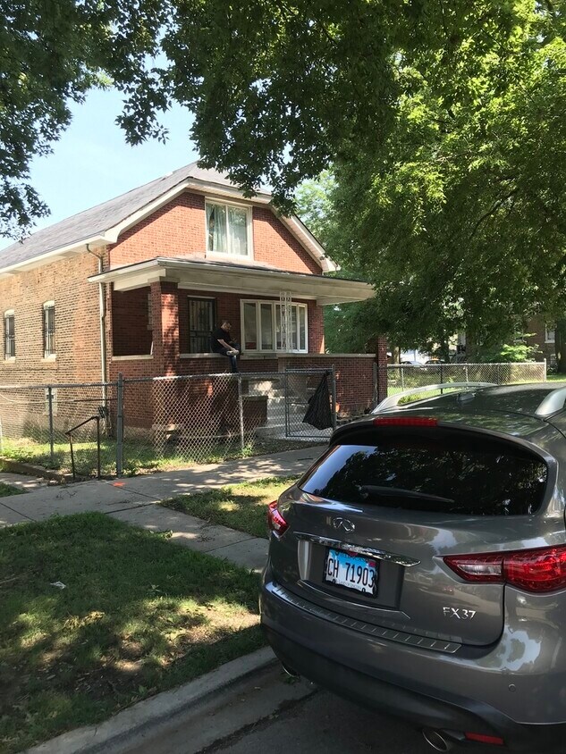 Primary Photo - 8559 S Manistee Ave