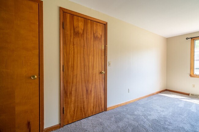 Building Photo - 44 Oakridge Dr
